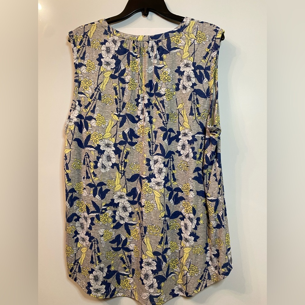 NWT. Liz Claiborne Women's Sleeveless Top. Grey floral pattern. Size M.